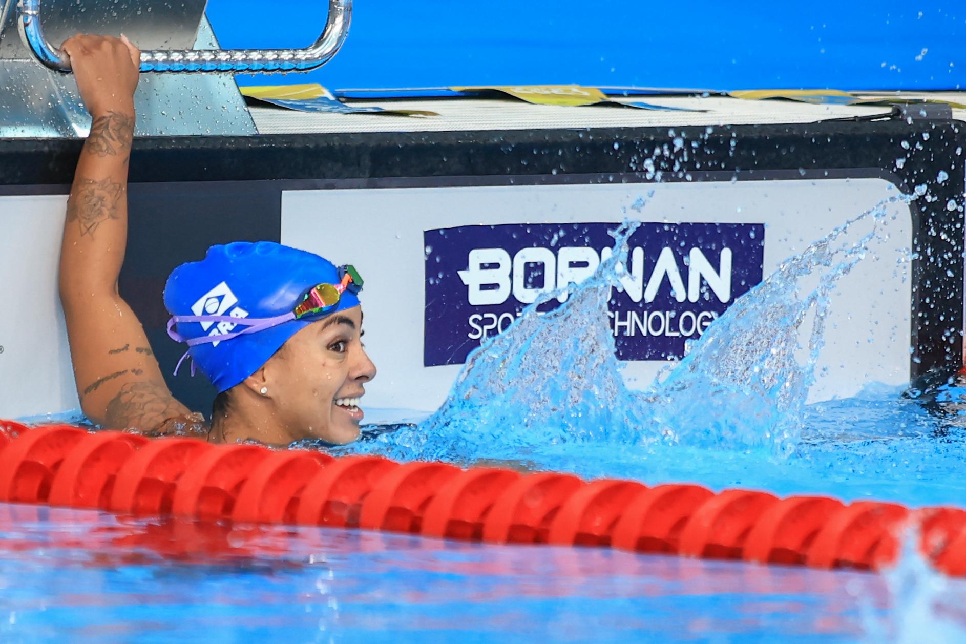 A mineira Laila Suzigan após a conquista da medalha de ouro na prova dos 400m livre da classe S6 nos Jogos Paralímpicos de Santiago, no Chile | Foto: Marcello Zambrana/CPB