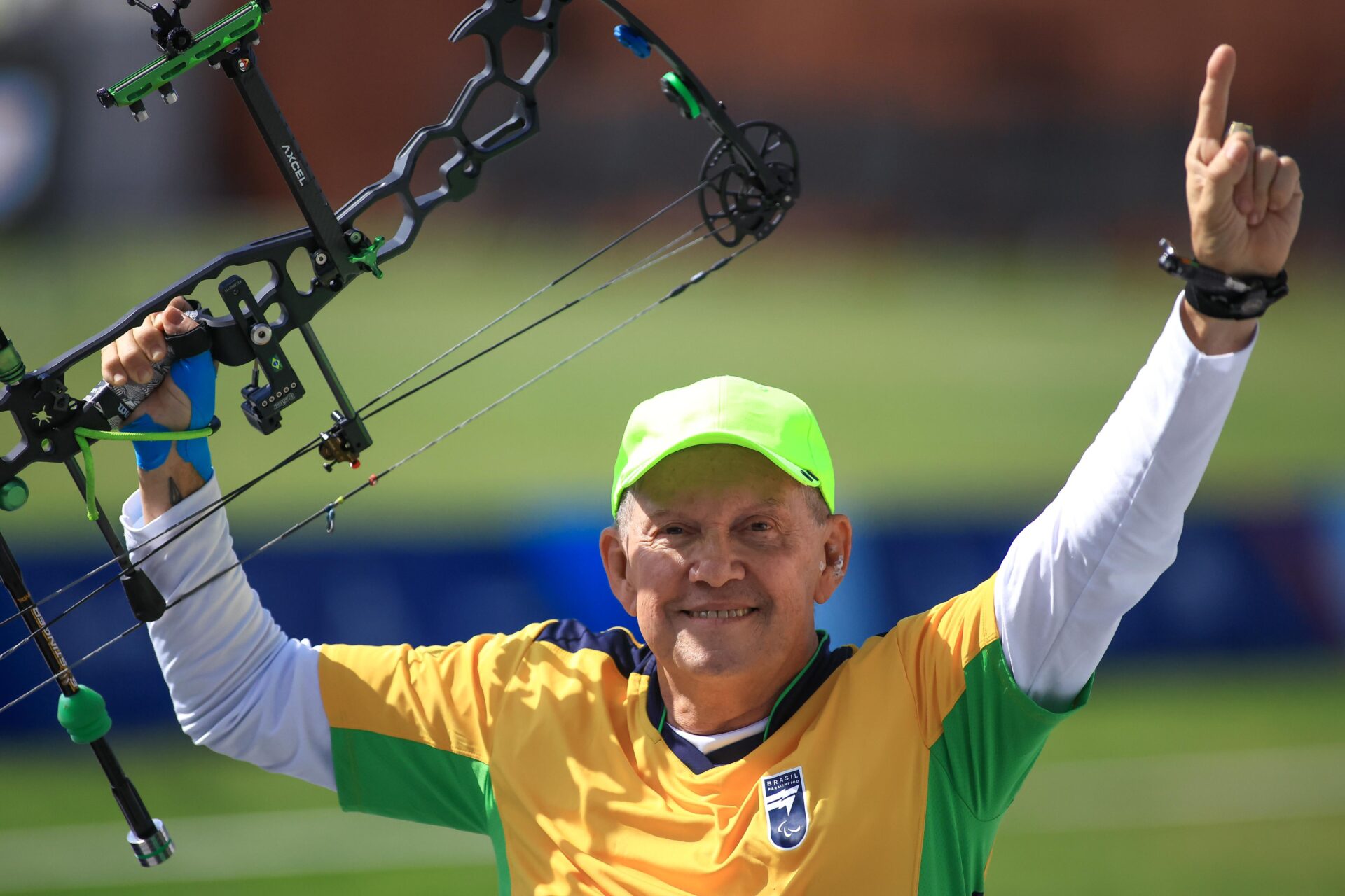 O cearense Eugênio Franco comemorando após conquistar a medalha de ouro para o Brasil no tiro com arco composto da classe WH1 nos Jogos Parapan-Americanos de Santiago 2023 | Foto: Gabriel Egea/CPB
