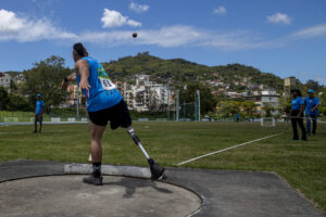 Atleta com prótese na perna é visto de costas