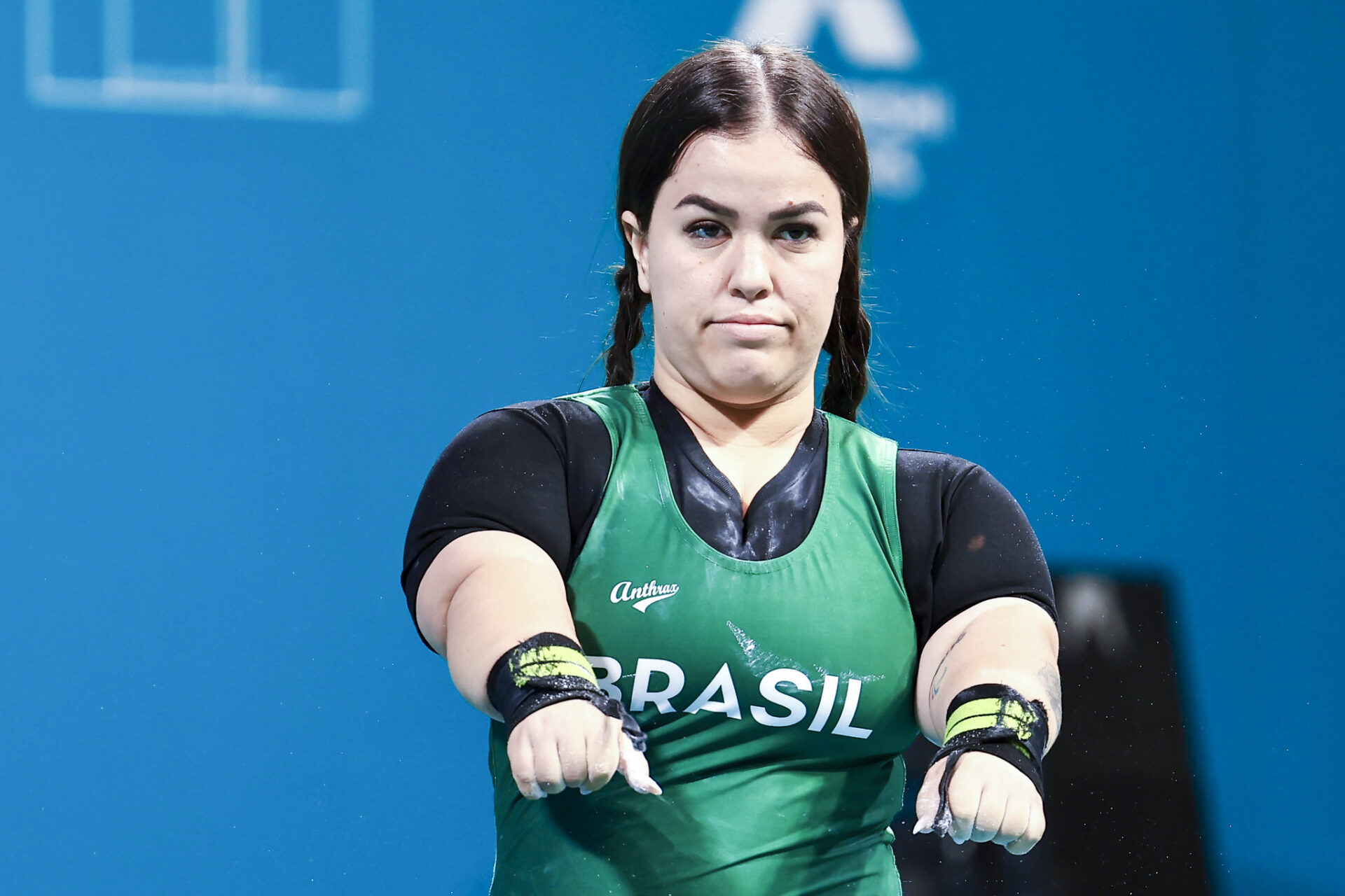 Mariana, que tem nanismo, mostra os pulsos para a arbitragem antes de realizar um levantamento de peso